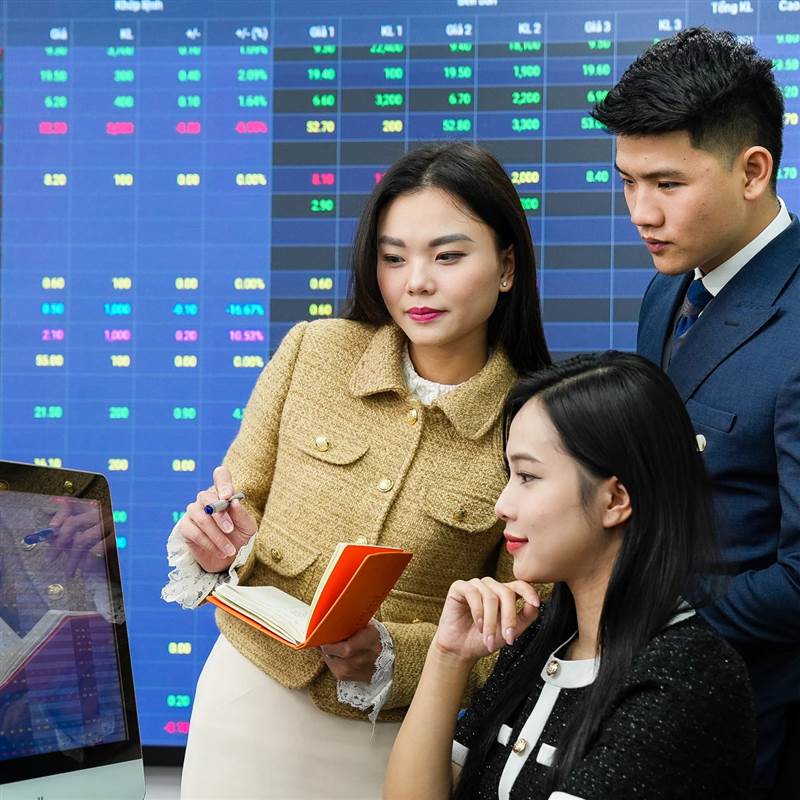 Khối ngoại 'vung tiền' gom ròng, VN-Index vẫn rung lắc