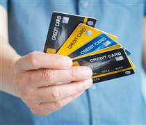 Một ngân hàng lùi lịch hoàn tiền thẻ tín dụng, khách có thể phải chờ đến 30/4