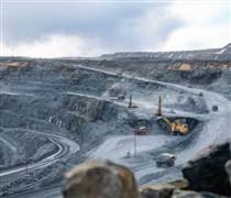 Phát hiện 8 xe tải 90 tấn Trung Quốc không người lái, dùng mạng không dây, im lặng di chuyển giữa tấn bụi