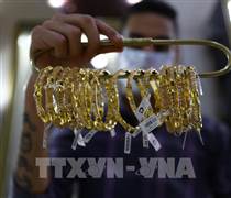 Giá vàng giảm khi lệnh ngừng bắn Mỹ-Iran rạn nứt