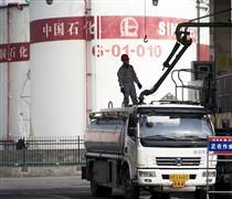 Trung Quốc lần đầu hạ giá trần xăng, dầu diesel kể từ khi chiến tranh Iran nổ ra