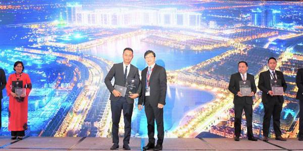 VHM: Vinhomes được vinh danh chủ đầu tư bất động sản hàng đầu Việt Nam tại BCI Asia Awards
